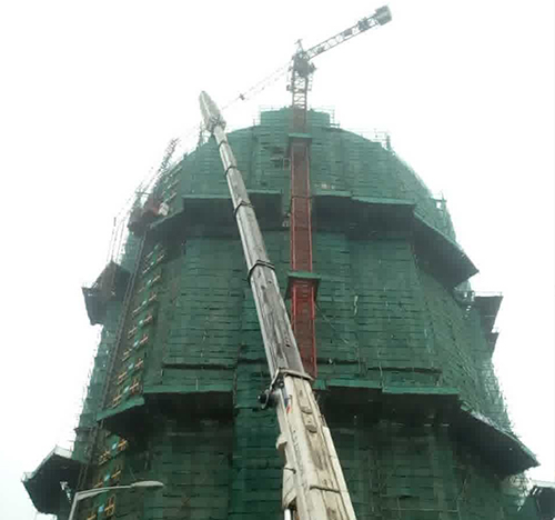 崆峒吊车在工地上作业